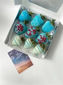 Набор из клубники в молочном розовом шоколаде, украшенный сублимированной малиной и хрустящим драже в форме сердца №2 1663