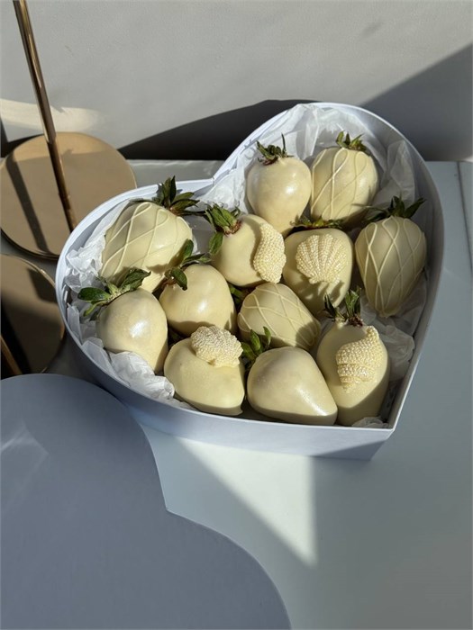 Коробочка с клубникой в шоколаде "Ракушки" 1900