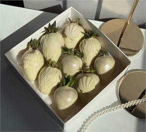 {{productViewItem.photos[photoViewList.activeNavIndex].Alt || productViewItem.photos[photoViewList.activeNavIndex].Description || 'Коробочка с клубникой в шоколаде &quot;Ракушки&quot;'}}